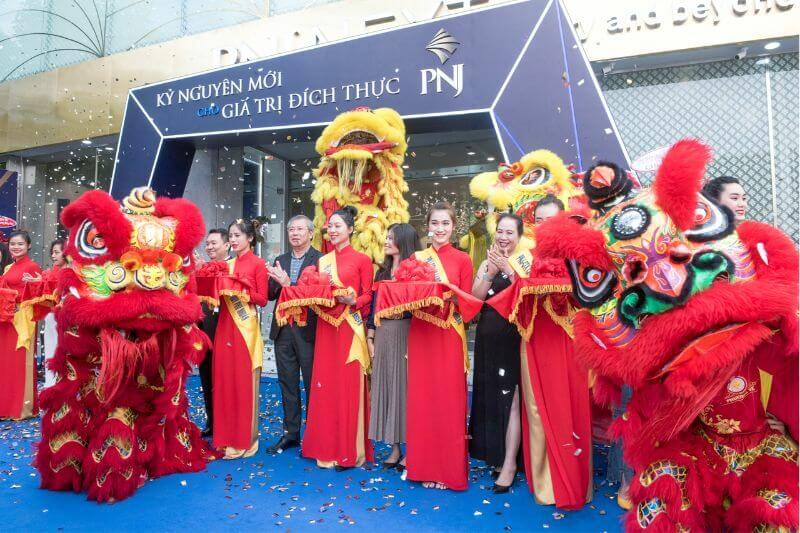 PNJ cắt băng khánh thành cửa hàng mới