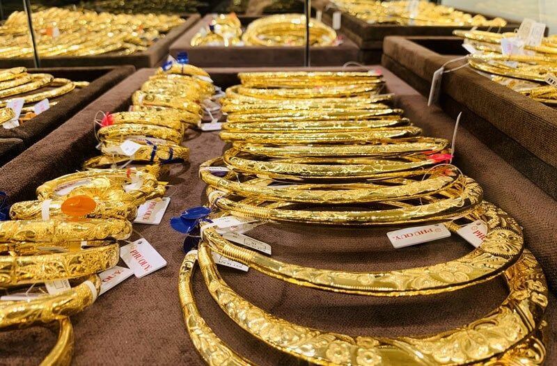 vàng thật trưng bày trong tủ