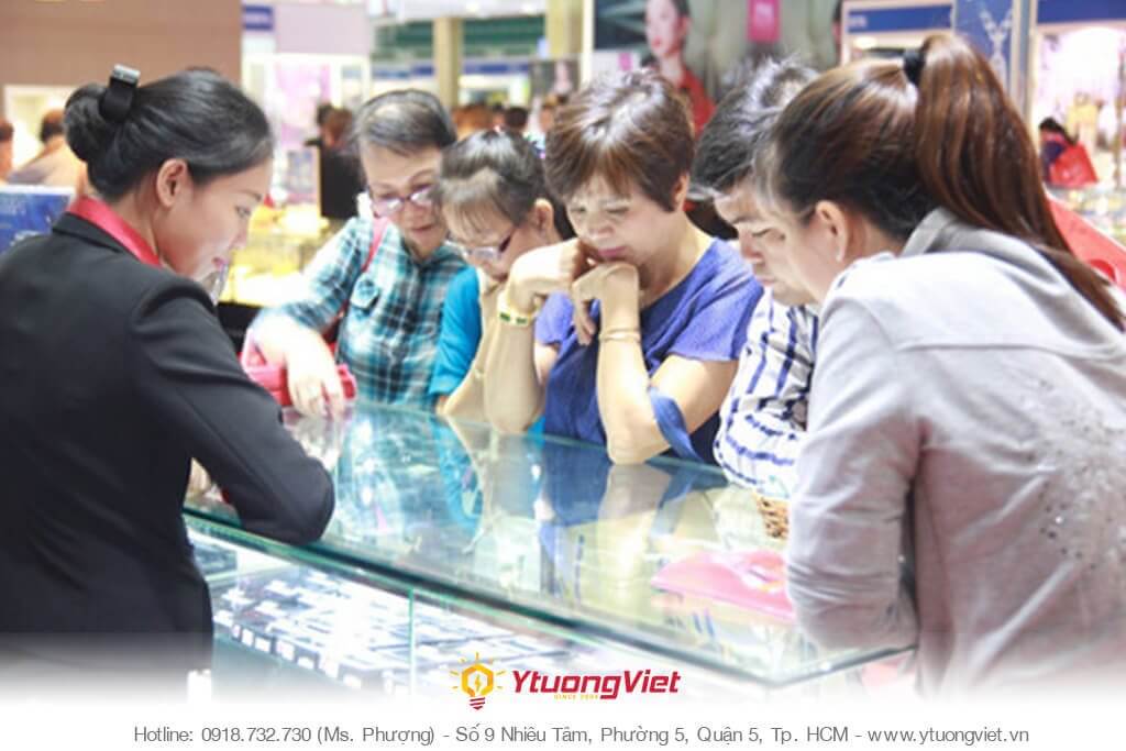 khach hang duoc nhan vien tu van chon nu trang phu hop