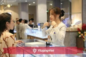 Nhân viên tư vấn lựa chọn trang sức cho khách hàng nữ