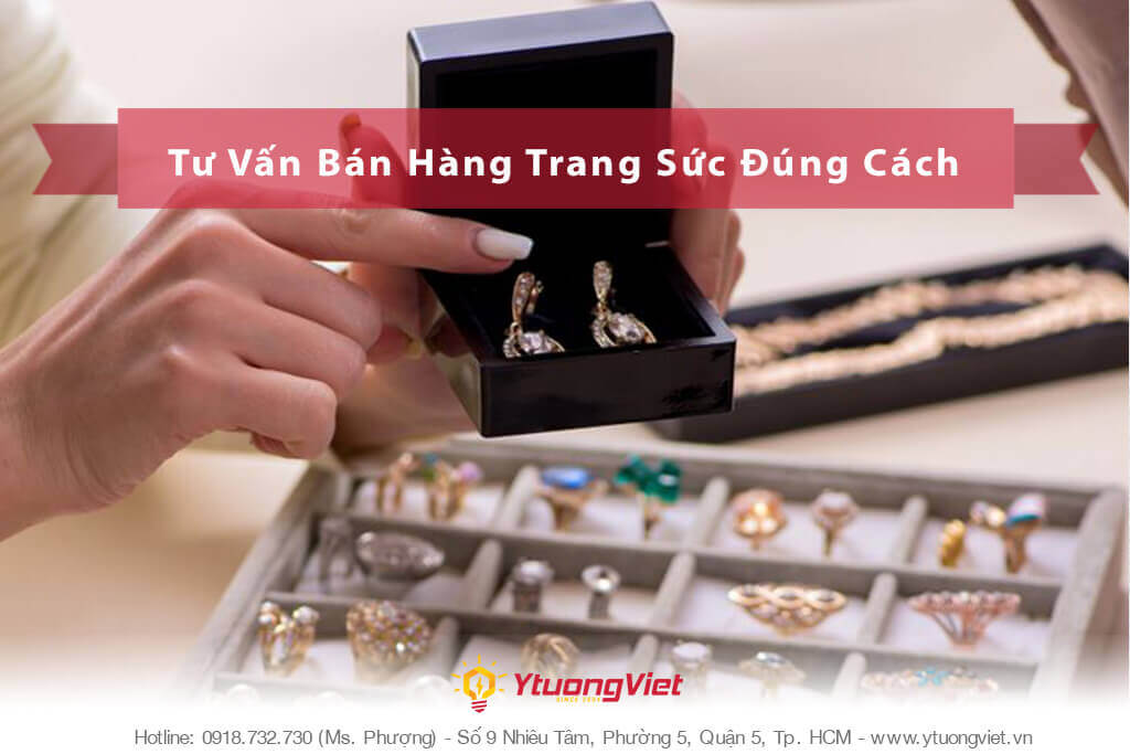 nhan vien dang tu van ban hang trang suc cho khach hang